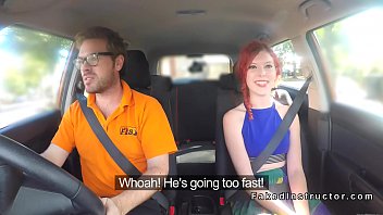 Roscata apetisanta face sex neprotejat in masina cu instructor auto