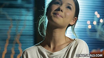 Pustoaica primeste Iphone cadou si se lasa fututa in pizda umeda