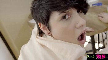 Sora se lipeste cu mana de masa cleioasa si fratele cu pula in erectie o fute