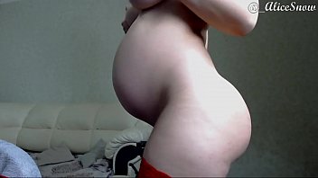 Graviduta minora se masturbeaza cu dildo mare si gros