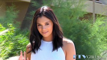 Superba fata cu tate mari isi baga toata mana in pizda