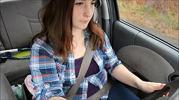 Soferita cu sani mari opreste masina pentru masturbare in trafic