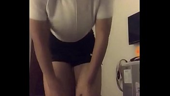 Danseaza la webcam si se dezbraca lasciv pe muzica usoara