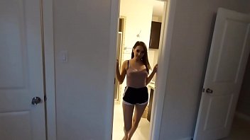 Surioara timida in sutien face o muie cu ejaculare in gurita fratelui excitat