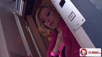 Donna Bell fututa in toate pozitiile cu finalizare pe frumusetea ei de pizda