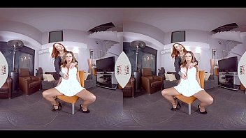 Streaptease oferit de doua puicute dezbracate la webcam