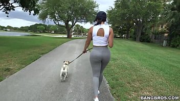 Plimbare cu cainele si sex la domiciliu cu chelios dotat