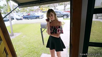 Sosita acasa la clientul baut cu penisul enorm ii face o muie adanca inainte de anal