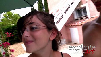 Isi aduce amica la un casting porno brutal langa piscina