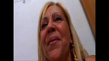 Escorta matura trecuta de 40 de ani fututa cu prezervativ in cur si in pizda