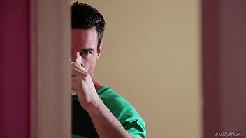 Spionata pe ascuns face sex cu tatal vitreg care o surprinde in conferinta erotica