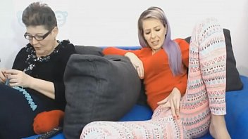 Simona face videochat si isi freaca pizda cu mama ei langa ea