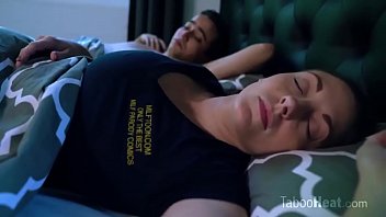 Matura fututa in somn de fiul ei care are o pula mare