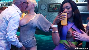 Barbati infiltrati in club de lesbiene cu pulile sculate sa le rupa pizdele fleasca