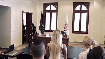 Sex in sala de tribunal intre judecatori si avocate sexy