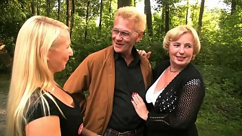 Matura vrea sa fie fututa de un baiat tanar impreuna cu fiica ei