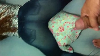 Roscata foarte sexy in latex mulat pe cur e buna de facut o laba