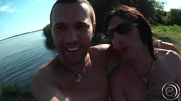 Fete se bronzeaza in tatele goale pe camp si sunt penetrate de barbati care le scot la o plimbare cu barca