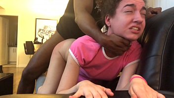 Colege minore de apartament cu pizde mici penetrate de negru excitat