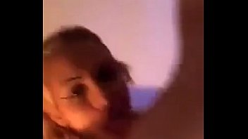 Blonda romanca Alexandra suge pula frumos si este filmata cu telefonul