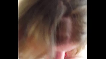 Curva romanca platita de unu cu pula mica sa faca sex oral