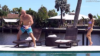 Sofia Reyes super excitata face sex in vacanta cu un turist chelios plin de muschi