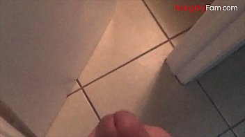 Fratele vitreg isi abuzeaza sexual sora porno goala in baie