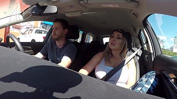 Sofer de Uber supt si futut in masina de clienta siliconata pe ciclu