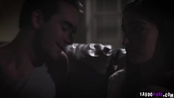 Manipulata virgina draguta suge pula si face sex cu unchiul tanar viril