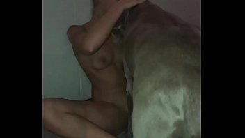 Blondina goala cu codite calarita de doi caini frumosi