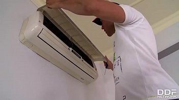 Doua studente rasplatesc barbat care le repara aerul conditionat cu sex total