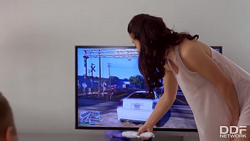 Alexandra Jane face curat goala prin casa si excita iubitul care o fute dur