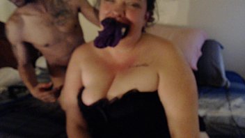 Vanilla Skye se masturbeaza cu vibrator si e fututa in gura de negru excitat