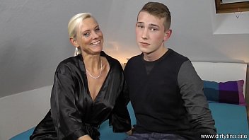 Blonda matura care inghite sperma si se fute in pizda cu un tanar