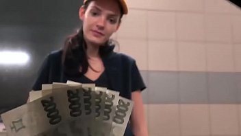 Sex pe bani cu femeia de la serviciu de la scoala si un elev