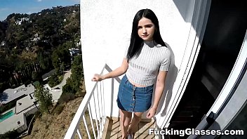 Violeta o bruneta focoasa cu cur misto face sex in vila de lux