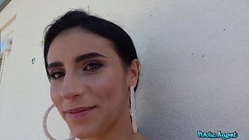 Romanca Nelly Kent suge pula si face sex anal in public