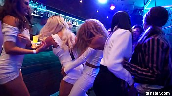 Show porno in club cu lesbiene care se masturbeaza