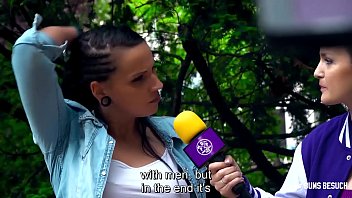 Perversa studenta isi arata tatele la webcam si face sex cu un barbat