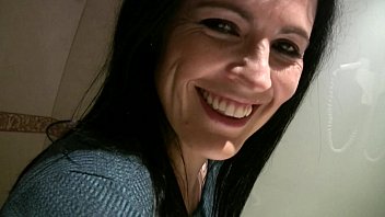 Sex in baia clubului cu o bruneta misto