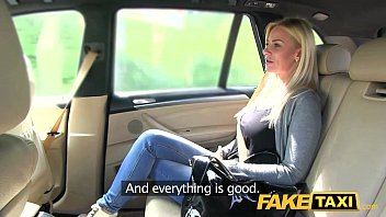 O curva blonda cu sani mari face sex in taxi fake