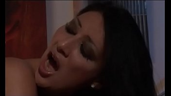 Porno italian cu Laura Perego fututa anal in pizda si in gura