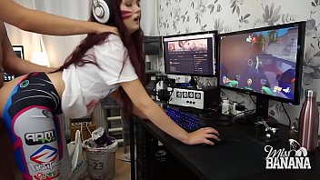 Gamerita futai pe la spate in pizda cu iubitul excitat