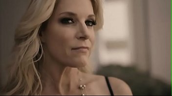 Mama blonda simte nevoia de pula si face sex cu un baiat tanar