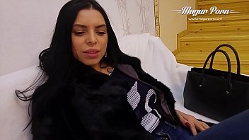 Kira Queen suge pula si e filmata cu telefonul cand se fute