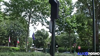 Julie la 19 ani face sex in masina pe bani