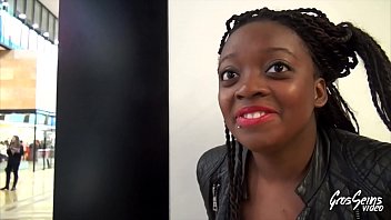 Negresa in padure platita pentru sex cu doi barbati