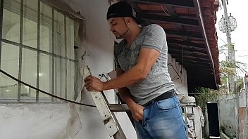 Privita de muncitor goala in baie si fututa pe la spate