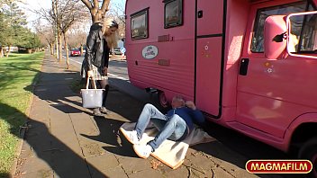 Curva accepta sa faca sex pe bani in rulota