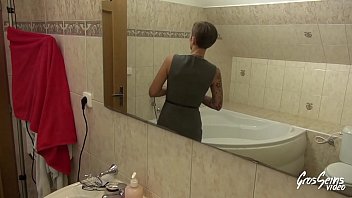 Gabriela platita pentru sex in baie cu client dotat